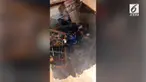 Sebuah pesta diadakan di dalam Asrama Mahasiswa di Texa. Mereka melompat kegirangan hingga lantai ambruk.