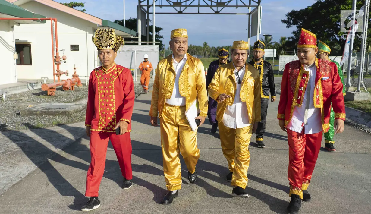 Kepala Divisi Formalitas SKK Migas, Didik Sasono Setyadi (kedua kiri) bersama jajaran bersiap mengikuti upacara dalam perayaan HUT ke-74 RI di kilang JOB Pertamina-Medco EP Tomori Sulawesi, Sabtu (17/8/2019). (Liputan6.com/Immanuel Antonius)
