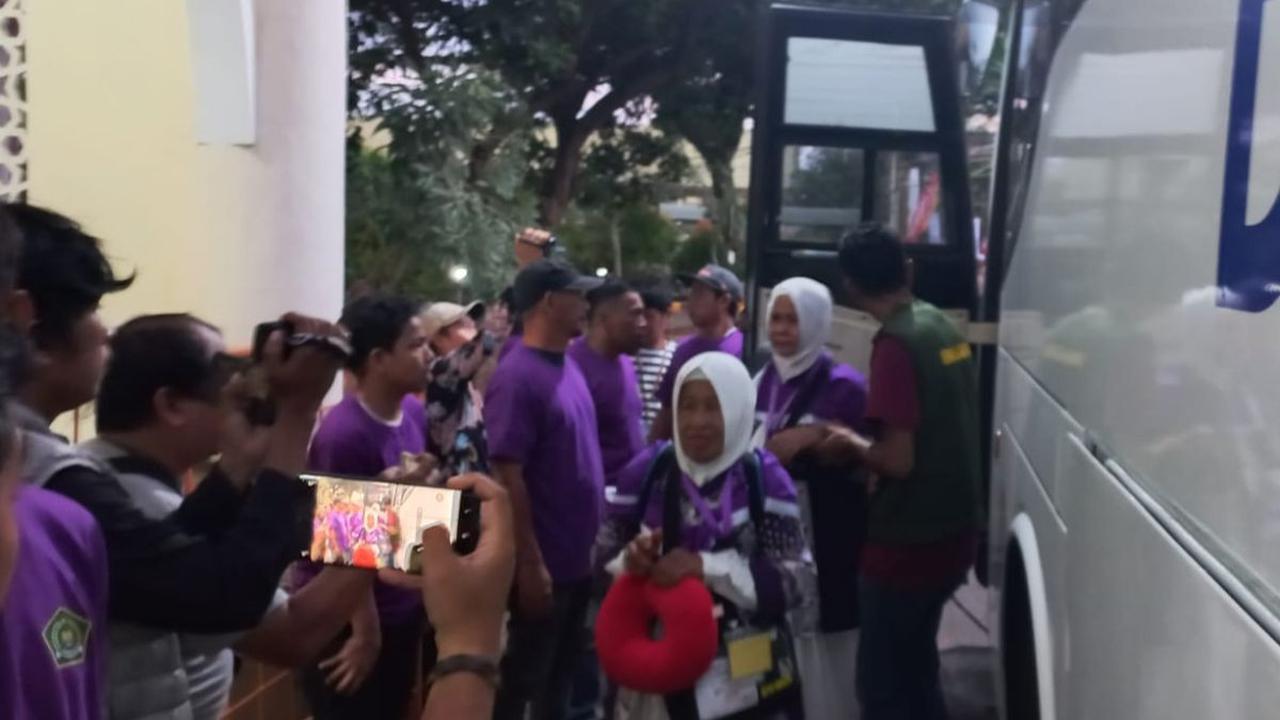 "Jadi dua kali dia putari itu pulau, baru kembali ke Bandara Internasional Sultan Hasanuddin. Jadi lebih satu jam, karena kita berangkat tadi 15:35 Wita," tuturnya.