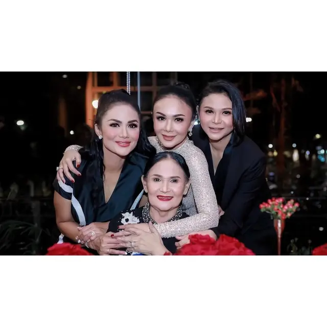 9 Potret Kebersamaan Yuni Shara dan Adik-Adiknya, Kompak Banget dari Dulu Hingga Kini