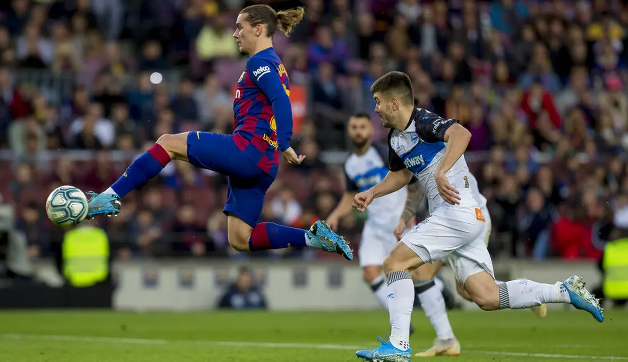 Penyerang Barcelona, Antoine Griezmann, mengontrol bola saat melawan Deportivo Alaves pada laga La Liga 2019 di Stadion Camp Nou, Sabtu (21/12). Barcelona menang 4-1 atas Deportivo Alaves. (AP/Joan Monfort)