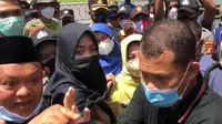 Wakil Bupati Berau, Gamalis, menunjuk seorang warga yang berunjuk rasa menolak pembangunan pabrik kelapa sawit. (foto: istimewa)