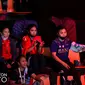 Ganda putri Indonesia Greysia Polii / Apriyani Rahayu memberikan dukungan kepada rekannya yang tengah bertanding melawan Thailand pada perempat final Piala Uber 2020 di Ceres Arena, Aarhus, Denmark, Jumat (15/10/2021) dini hari WIB. (foto: BWF-Limited