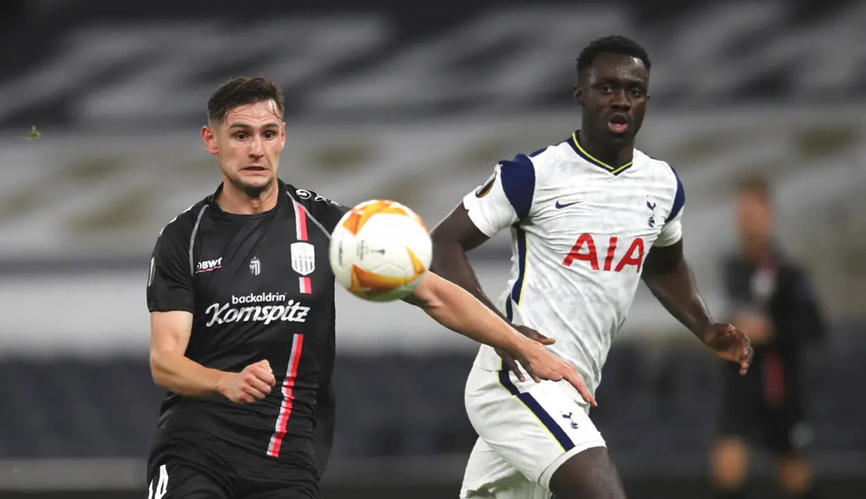 Pemain Tottenham Hotspur Davinson Sanchez (kanan) berebut bola dengan pemain LASK Husein Balic pada pertandingan Grup J Liga Europa di London, Inggris, Kamis (22/10/2020). Tottenham Hotspur menang 3-0. (Adam Davy/Pool via AP)