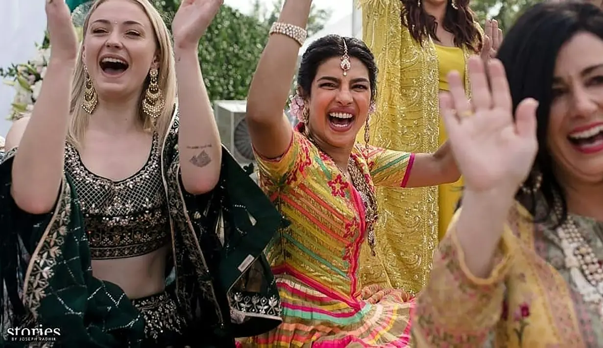 Aktris Bollywood Priyanka Chopra merayakan pernikahan dengan penyanyi AS Nick Jonas bersama teman-temannya di Istana Umaid Bhawan, Jodhpur, India, Sabtu (1/12). (Handout/Raindrop Media/AFP)
