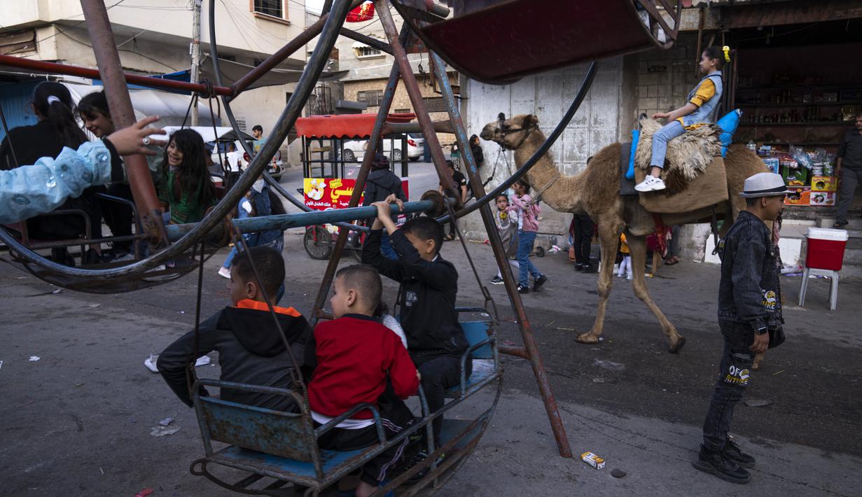Walaupun sederhana, tempat bermain itu sangat menghibur anak-anak Palestina. (AP Photo/Fatima Shbair)