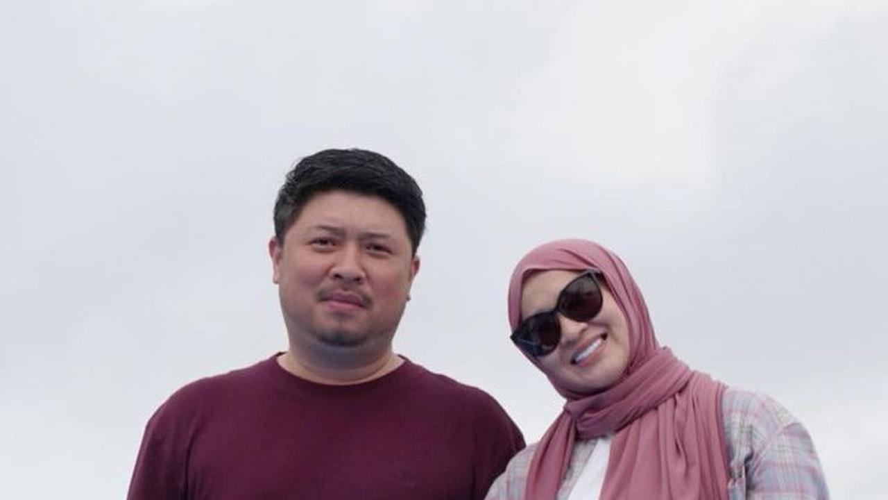 Pakai Kaca Mata Hitam, Okie Tampil Maksimal<br>