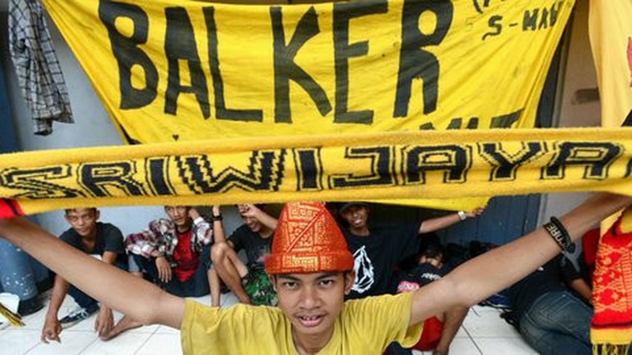 Tiba di Senayan, Sriwijaya Mania dijamu nasi bungkus oleh Jakmania