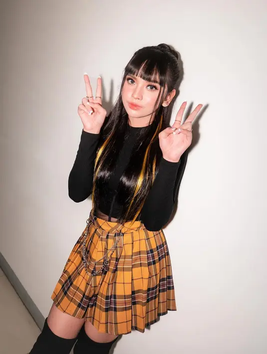 Penampilan Lyodra Ginting semakin menawan dengan makeup bernuansa nude di wajah. (FOTO: instagram.com/lyodraofficial/)