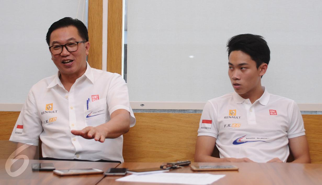 Perry Martono menyimak keterangan Mark Burdett Motorsport terkait persiapan Presley Martono berlaga di ajang Eurocup Formula Renault 2.0 2017, Jakarta, Kamis (9/3). FR 2.0 2017 terdiri dari 10 seri dengan 23 balapan. (Liputan6.com/Helmi Fithriansyah)