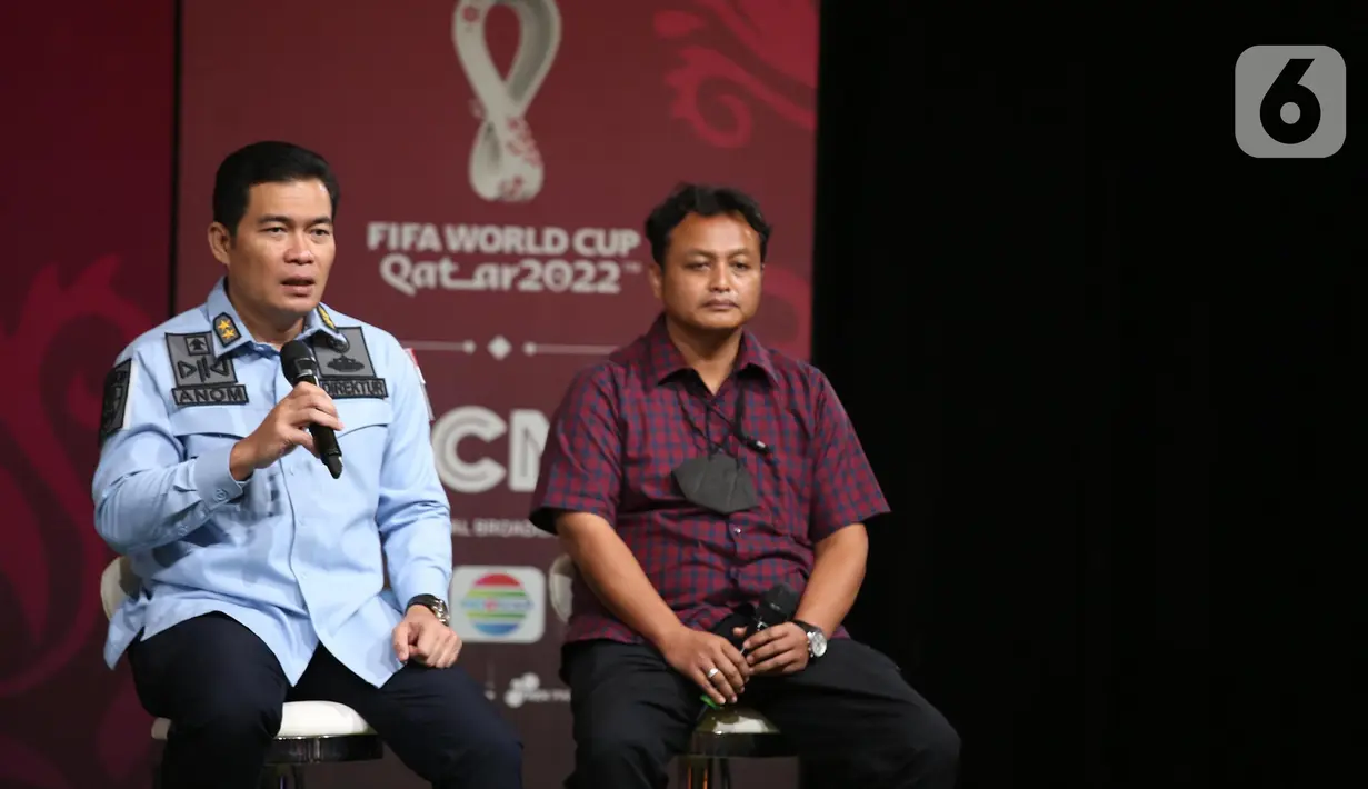Direktur Penyelidik dan Penyelesaian Sengketa-Direktorat Jenderal Hak Kekayaan Intelektual, Brigjen. Pol. Anom Wibowo (kiri) menjadi narasumber dalam Press Conference FIFA World Cup 2022 Privacy, Public Viewing Rights & Regulations di Studio 8 Emtek, Jakarta, Kamis (23/6/2022). (Liputan6.com/Faizal Fanani)