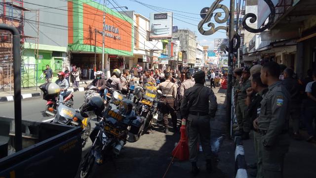 Kawasan Jalan Ahmada Yani atau Pengkolan Garut, Jawa Barat nampak lenggang bebas dari aktifitas PKL