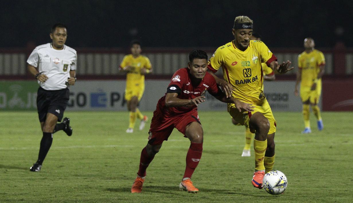 Gelandang Bhayangkara FC, Bruno Matos, berebut bola dengan pemain Semen Padang pada laga Shopee Liga 1 di Stadion PTIK, Jakarta, Sabtu (2/11). Bhayangkara bermain imbang 2-2 atas Semen Padang. (Bola.com/Yoppy Renato)