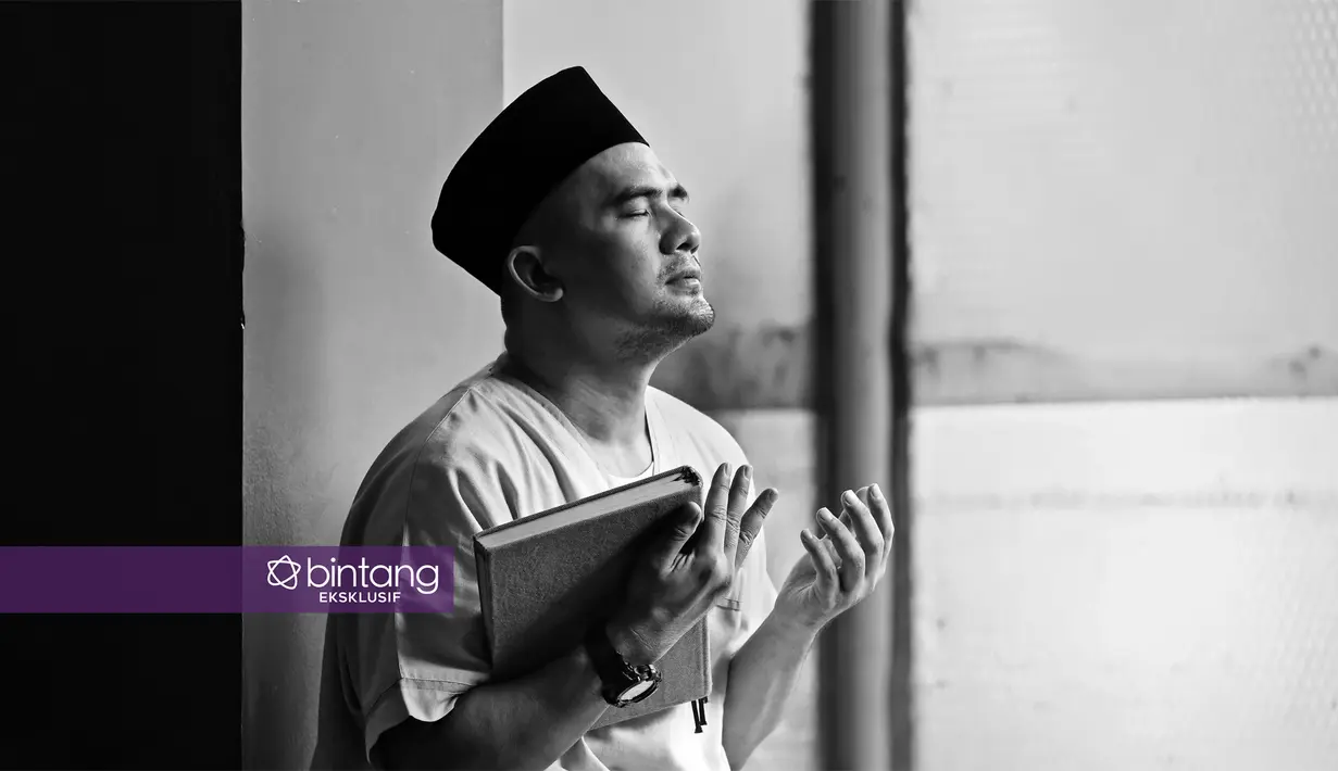 Putusan hakim Tipikor atas kasus penyuapan yang dituduhkan pada dirinya, menjadi pelengkap duka di kehidupan mantan suami Dewi Perssik itu. Hukuman tiga tahun penjara, menambah panjang, hari-harinya berada di hotel prodeo. (Bambang E. Ros/Bintang.com)