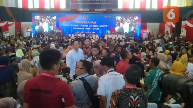 Menteri Agraria dan Tata Ruang/Kepala Badan Pertanahan Nasional (ATR/BPN) Agus Harimurti Yudhoyono (AHY)  menyapa ribuan masyarakat penerima sertifkat tanah elektronik di GOR Tawangalun Banyuwangi (Hermawan Arifiaknto/Liputan6.com)