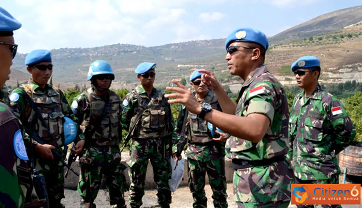 Citizen6, Lebanon: Wadansatgas Batalyon Mekanis Indobatt, Letkol Mar FJH. Pardosi melaksanakan Sidak di pos - pos perbatasan yang menjadi tanggung jawab Indobatt di sekitar Lebanon Selatan, Jumat (27/7). (Pengirim: Badarudin Bakri)