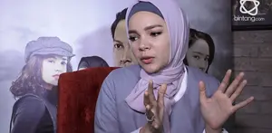 Ini cerita Dewi Sandra saat diasingkan di dalam penjara Palestina dan menjadi tawanan perang.