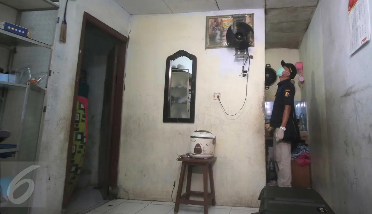 Polisi menggeledah rumah MA, terduga teroris Thamrin di Kampung Sanggrahan RT 02 RW 03, Kembangan, Jakbar, Jumat (15/1/2016). Polisi juga menggeledah rumah DI pelaku bom bunuh diri yang tidak jauh dari lokasi tempat tinggal MA. (Liputan6.com/Angga Yuniar)