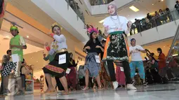 None Jakarta 2014, Vina Muliana (kanan) ikut meramaikan Indonesia Menari 2015 di Mal Grand Indonesia, Jakarta (22/11/2015). Sebanyak 1500 peserta ikut dalam tarian massal dengan koreografi tradisional dan modern. (Liputan6.com/Gempur M Surya)