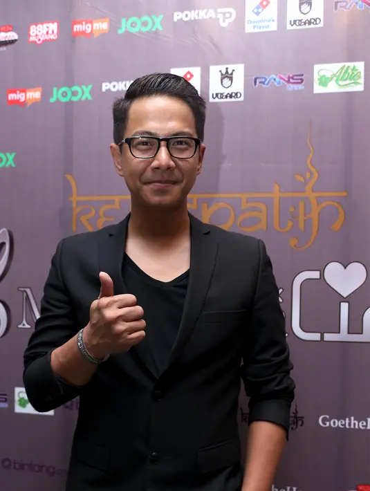 Delon dan istri sangat menikmati konser yang menandakan 12 tahun perjalanan band Kerispatih. Ia mengatakan bahwa lagu-lagu yang dibawakan Kerispatih tahu semua berbeda dengan konser lain. (Andy Masela/Bintang.com)