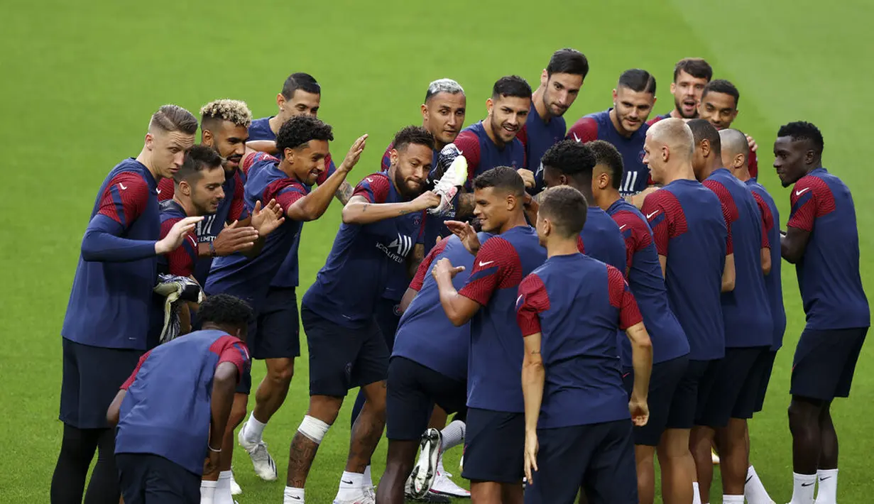 Para pemain PSG saat mengikuti sesi latihan di stadion Luz di Lisbon, Selasa (11/8/2020). PSG akan bertanding melawan Atalanta pada perempat final Liga Champions di stadion Da Luz, Lisbon, Portugal. (Rafael Marchante/Pool via AP)