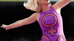 Penyanyi Katy Perry tampil sebelum dimulainya pertandingan kriket Piala Dunia T20 Perempuan ICC 2020 di Melbourne, Minggu (8/3/2020). Tunangan Orlando Bloom tersebut tampil secara langsung (live) di atas panggung untuk pertama kalinya sejak mengumumkan kehamilannya. (AP/Asanka Ratnayake)