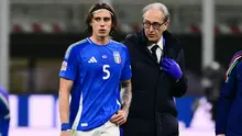 Bek Italia #05, Riccardo Calafiori, meninggalkan lapangan setelah cedera saat pertandingan leg pertama perempat final Nations League antara Italia dan Jerman di Stadion San Siro di Milan, 21 Maret 2025. (Marco BERTORELLO/AFP)