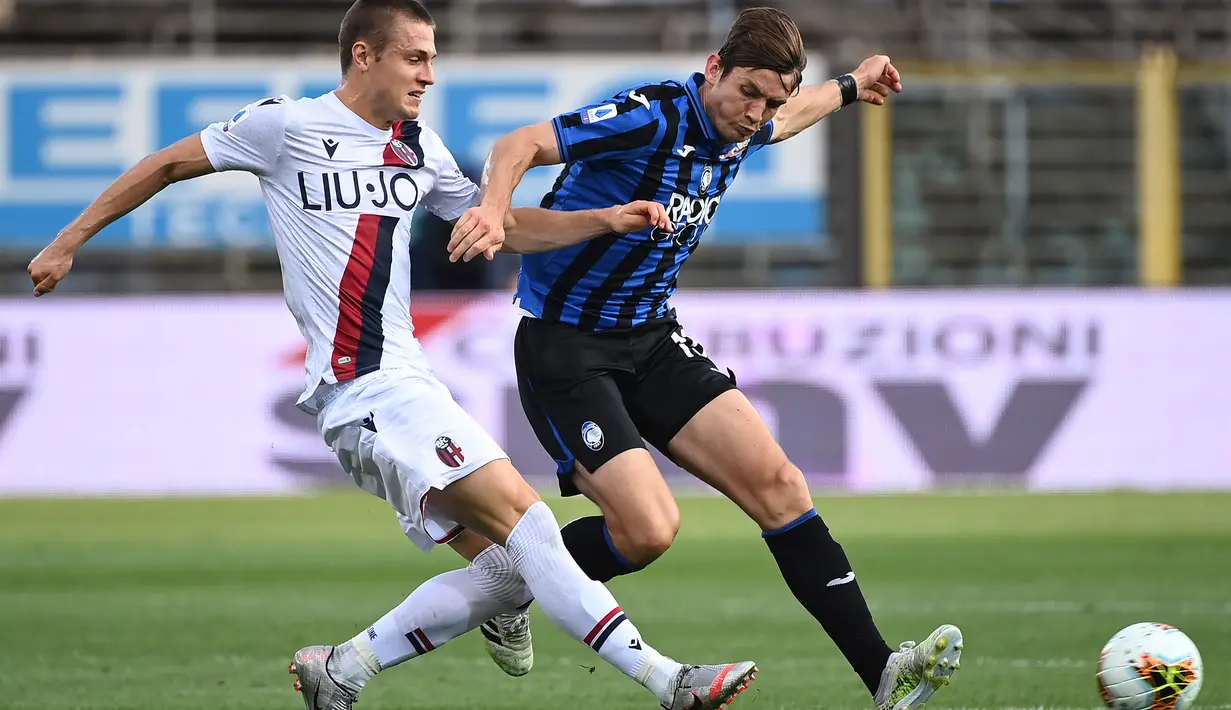 Gelandang Atalanta, Marten de Roon, berebut bola dengan gelandang Bologna, Mattias Svanberg, pada laga lanjutan Serie A pekan ke-35 di Gewiss Stadium, Rabu (22/7/2020) dini hari WIB. Atalanta menang 1-0 atas Bologna. (AFP/Marco Bertorello)