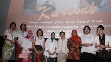 Kartini masa kini berfoto bersama usai nonton bareng film Kartini di kawasan Senayan, Jakarta, Jumat (7/4). Film Kartini yang dibintangi Dian Sastro mendapat apresiasi dari para penontonnya. (Liputan6.com/Herman Zakharia)