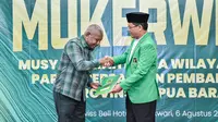 Plt Ketua Umum Partai Persatuan Pembangunan (PPP) Muhamad Mardiono menyerahkan langsung surat dukungan model B1 KWK kepada lima calon kepala daerah yang terdiri dari calon gubernur-wakil gubernur dan empat calon bupati-wakil bupati, di Provinsi Papua Barat (Istimewa)