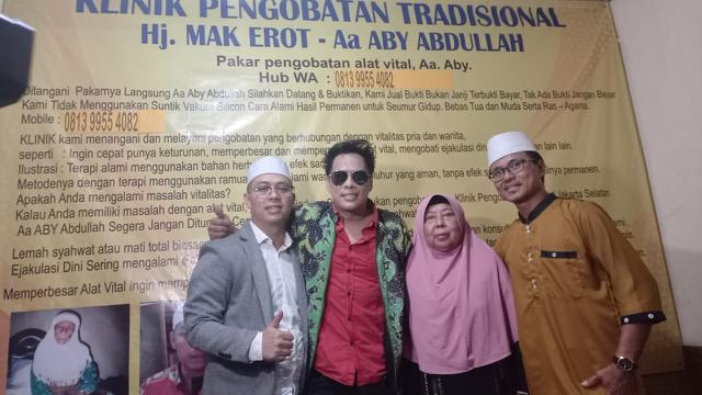 Joe Richard bersama cucu dan anak Mak Erot.