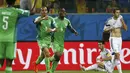 Pemain depan Nigeria, Peter Odemwingie (kedua dari kiri) sukses menjebol gawang Bosnia saat berlaga di penyisihan Piala Dunia 2014 Grup F di Stadion Pantanal, Cuiaba, Brasil, (22/6/2014). (REUTERS/Eric Gaillard)