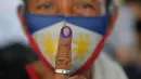 <p>Raul Bragais, 64, menunjukkan jari yang telah dicelup tinta usai menggunakan hak pilihnya pada Pemilu Filipina di Quezon City, Senin (9/5/2022). Warga Filipina mulai memberikan suara untuk memilih presiden baru pada hari Senin, dengan putra mantan diktator yang digulingkan menjadi pesaing terkuat seorang pejuang reformasi dan hak asasi manusia. (AP Photo/Aaron Favila)</p>