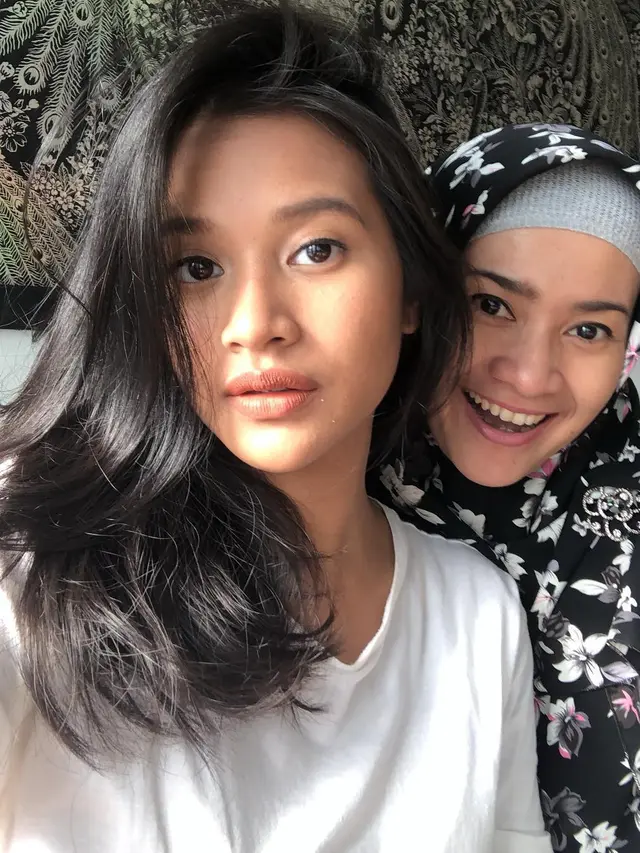 6 Momen Kebersamaan Ikke Nurjanah dan Putrinya, Bak Kakak Adik
