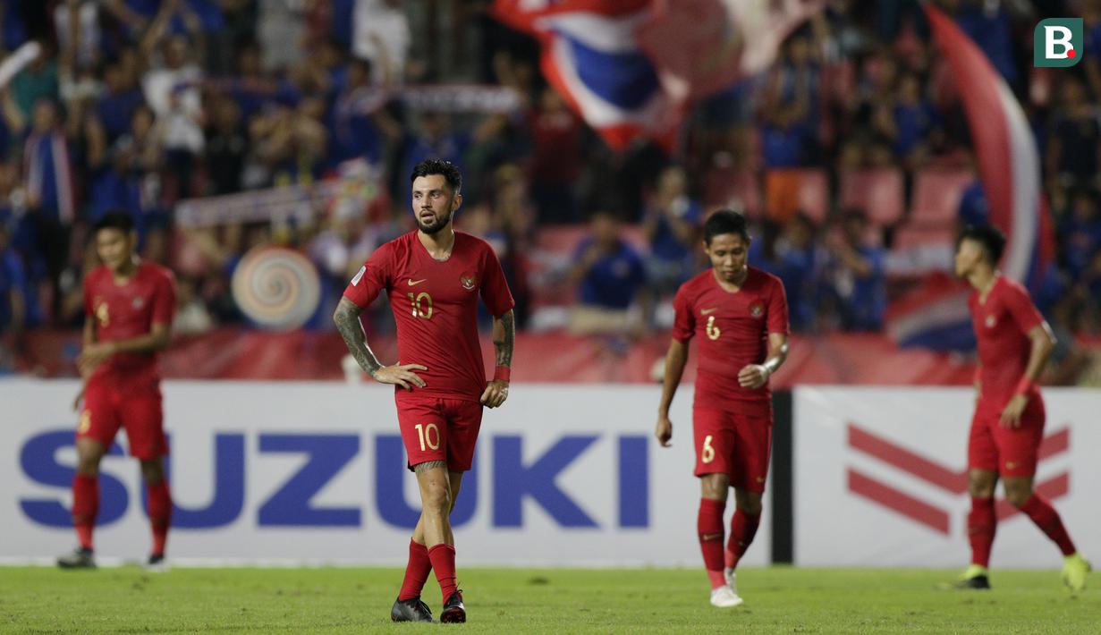 Gelandang Timnas Indonesia, Stefano Lilipaly, tampak kecewa usai dikalahkan Thailand pada laga Piala AFF 2018 di Stadion Rajamangala, Bangkok, Sabtu (17/11). Thailand menang 4-2 dari Indonesia. (Bola.com/M. Iqbal Ichsan)