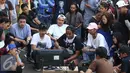 Young Lex bersama tim yang terlibat dalam pembuatan video klip Slow melihat hasil rekaman di kawasan Pancoran, Jakarta, Senin (3/10). Young Lex menggandeng Gamaliel 'GAC' dalam lagu bertajuk Slow tersebut. (Liputan6.com/Herman Zakharia)