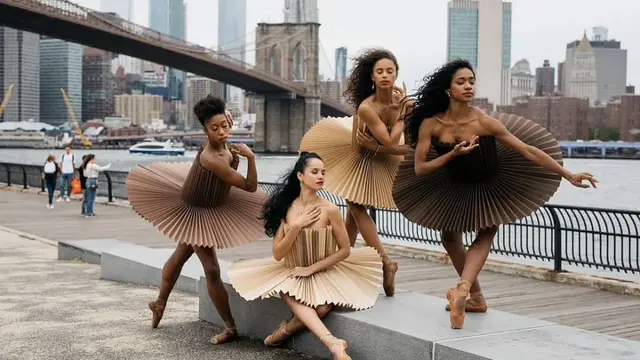 Bak Busana Mahal, Seniman Ini Manfaatkan Limbah Kertas untuk Pakaian Ballerina