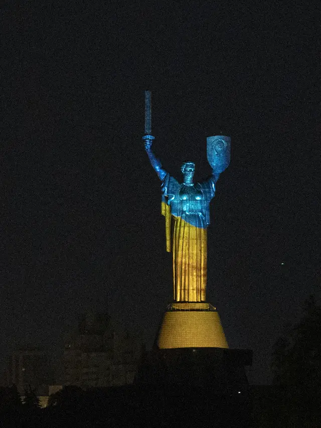 Monumen Tanah Air Ukraina diterangi dengan warna bendera Amerika