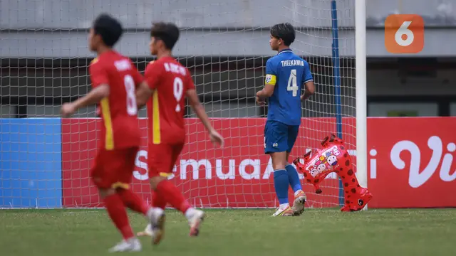 Foto: Bukan Gajah, Momen Balon Jerapah Menyusup ke Laga Vietnam Vs Thailand di Ajang Piala AFF U-19 2022