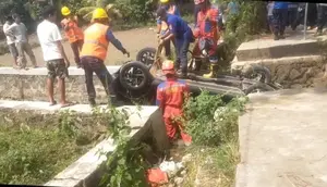 Gara-gara Kucing, Ayla Terbalik di Saluran Irigasi