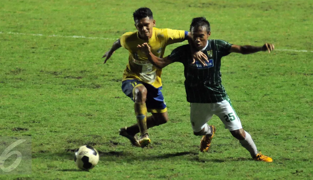 Bek Persebaya, M Irfan Febrianto (kanan) berebut bola dengan pemain Cilegon Utd di laga penyisihan Dirgantara Cup 2017 di Stadion Maguwoharjo, Sleman, Sabtu (4/3). Persebaya kalah 1-2. (Liputan6.com/Helmi Fithriansyah)