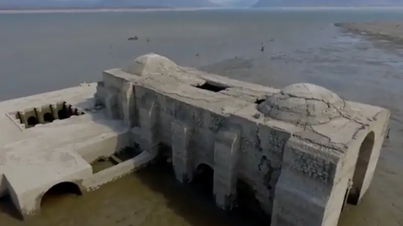 Gereja Misterius Berusia 400 Tahun Muncul dari Waduk Kekeringan