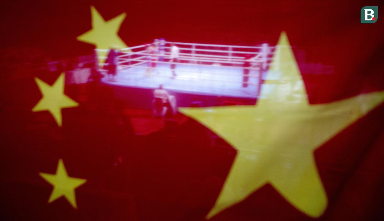 Atribut bendera Cina berkibar di babak semifinal cabang tinju pada Asian Games 2018 di JIExpo Kemayoran Jakarta pada Jumat (31/8/2018). (Bola.com/Peksi Cahyo)