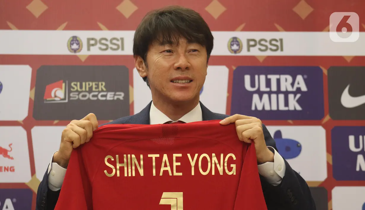 Pelatih baru Timnas Indonesia, Shin Tae-Yong saat perkenalan di Ruang VVIP Stadion Pakansari, Kab Bogor, Jawa Barat, Sabtu (28/12/2019). Shin Tae-Yong dikontrak menjadi pelatih Timnas Indonesia selama 4 tahun. (Liputan6.com/Helmi Fithriansyah)