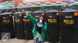 Seorang mahasiswi melakukan orasi di JIEXPO, Jakarta (27/4). Aksi tersebut merupakan bentuk penolakan pameran mesin rokok international karena dinilai akan berdampak pada jumlah produksi rokok dan konsumsi rokok di Indonesia. (Liputan6.com/Angga Yuniar)