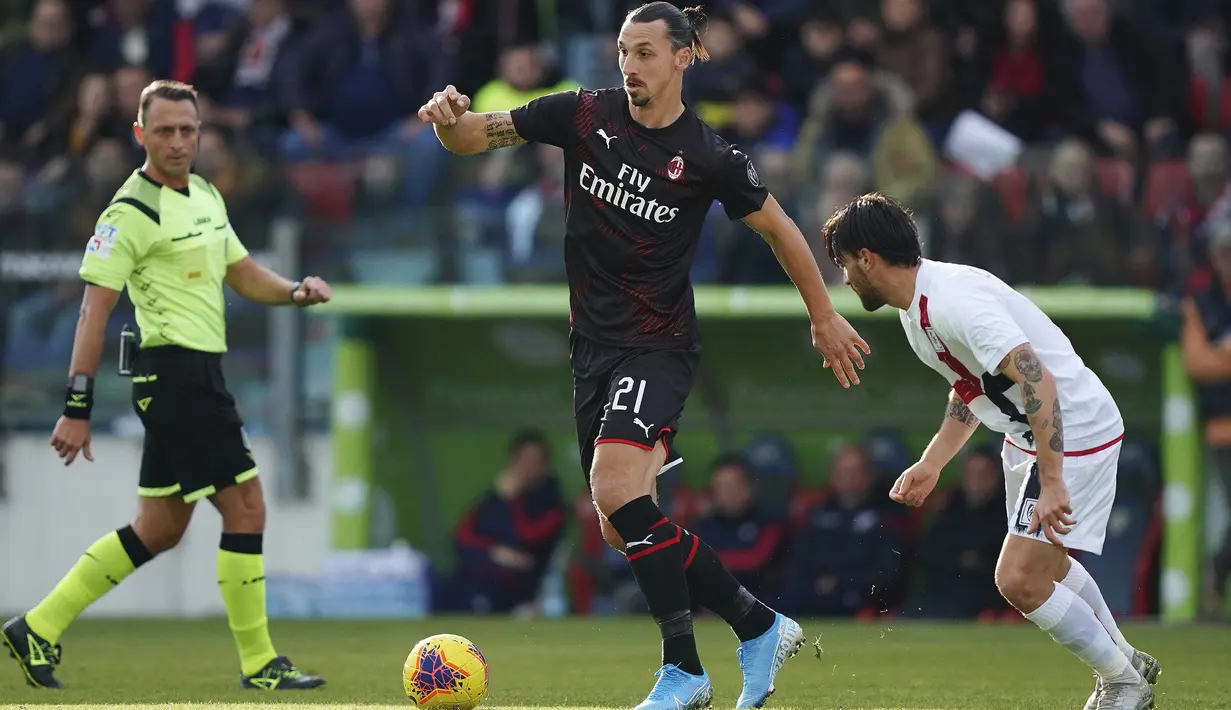 Penyerang AC Milan, Zlatan Ibrahimovic menggiring bola dari kawalan pemain Cagliari selama pertandingan Liga Serie A Italia di Sardegna Arena (11/1/2020). Ibrahimovic mencetak gol dimenit ke-64 dan merupakan gol perdananya di AC Milan musim ini. (Spada(/LaPresse via AP)