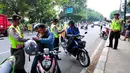 Satlantas Polres Jakarta Timur merazia pengendara sepeda motor yang melanggar aturan berlalulintas, saat berlangsungnya Operasi Patuh Jaya di sepanjang Jalan Raya Bogor, Ciracas, Jakarta, Selasa (2/6/2015). (Liputan6.com/Yoppy Renato)