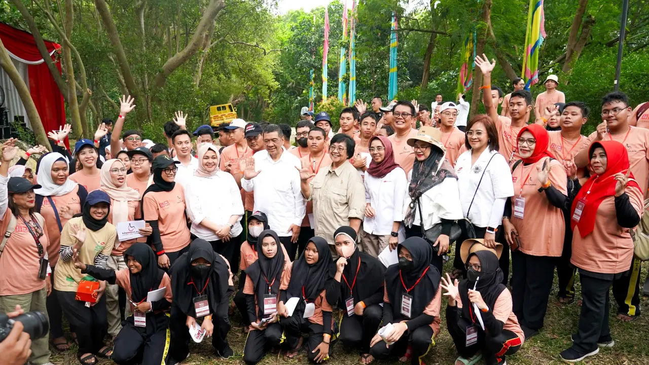 Menteri Lingkungan Hidup dan Kehutanan, Siti Nurbaya memimpin aksi Penanaman Mangrove Serentak dari Kawasan Ekowisata Mangrove Kapuk Muara, Kecamatan Penjaringan, Jakarta Utara, Kamis 25 April 2024 (Istimewa)