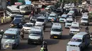 Suasana di Terminal Kampung Melayu, Jakarta, Rabu (23/11). Faktor keamanan serta banyaknya angkutan umum tidak layak jalan menjadi pekerjaan rumah bagi calon gubernur DKI Jakarta. (Liputan6.com/Immaniel Antonius)