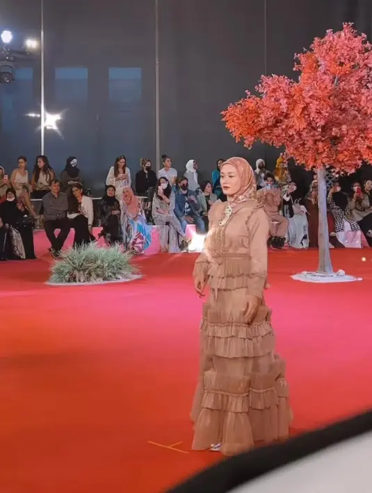 Penampilan wanita 25 tahun itu direkam oleh Rey Mbayang yang duduk dibangku penonton. Aksi sang istri pun diunggah olehnya di akun media sosial. (Instagram/dindahw).